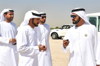 Shaikh Mohammad Bin Rashid watches Dubai Cycling Tour