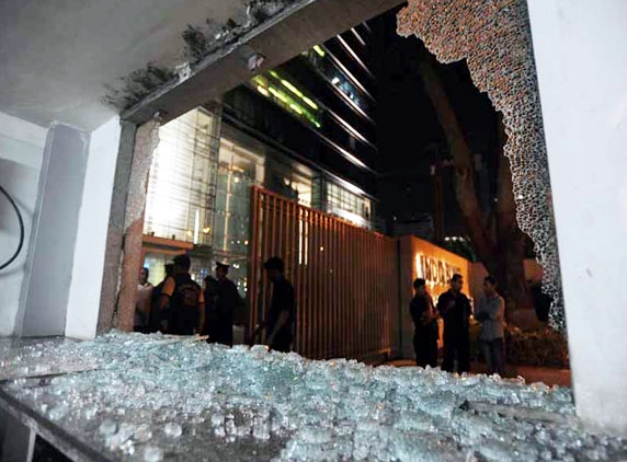 Unidentified men attacks Indiabulls Finance Centre in Mumbai...